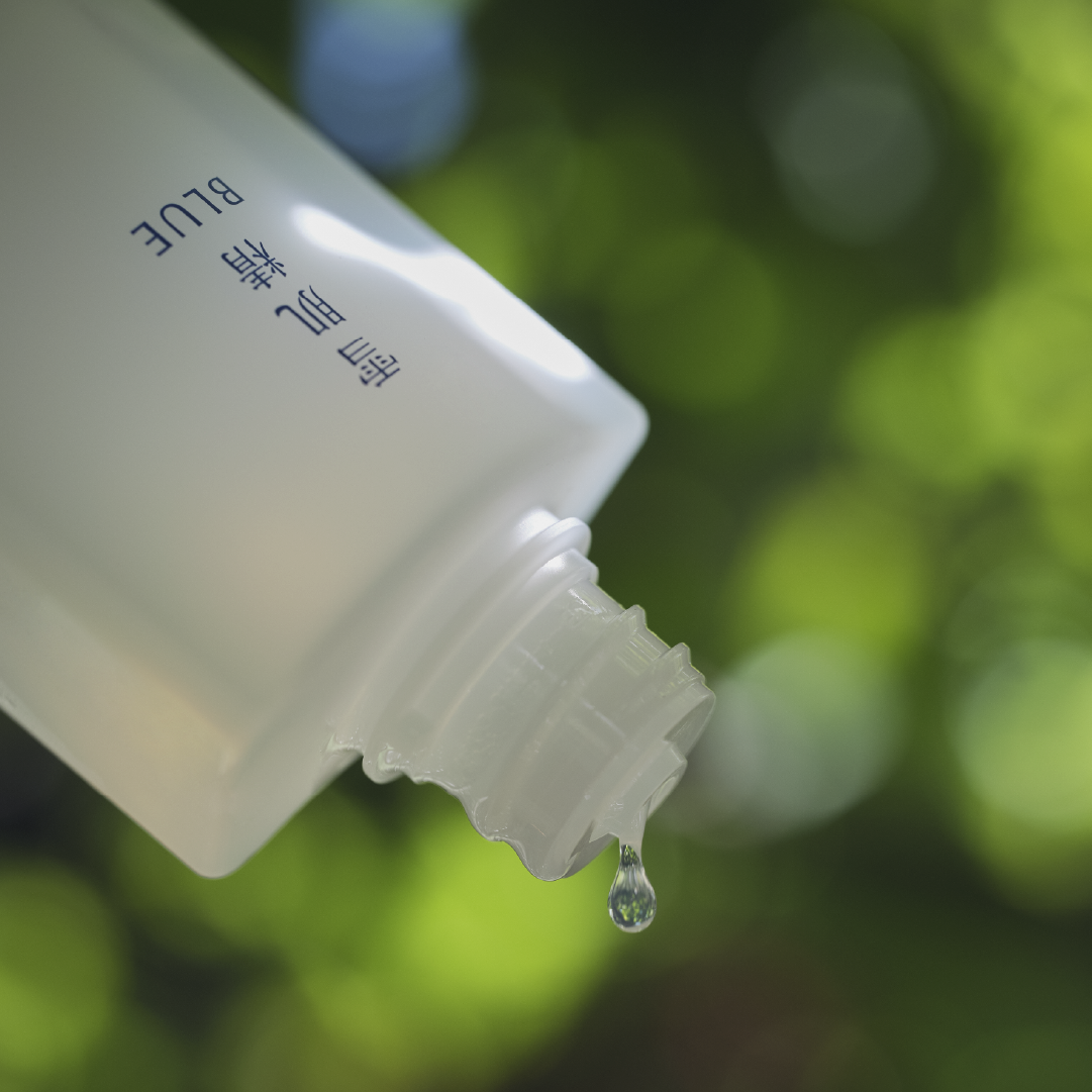 Close up of Blue Instant Deep Hydration Essence I