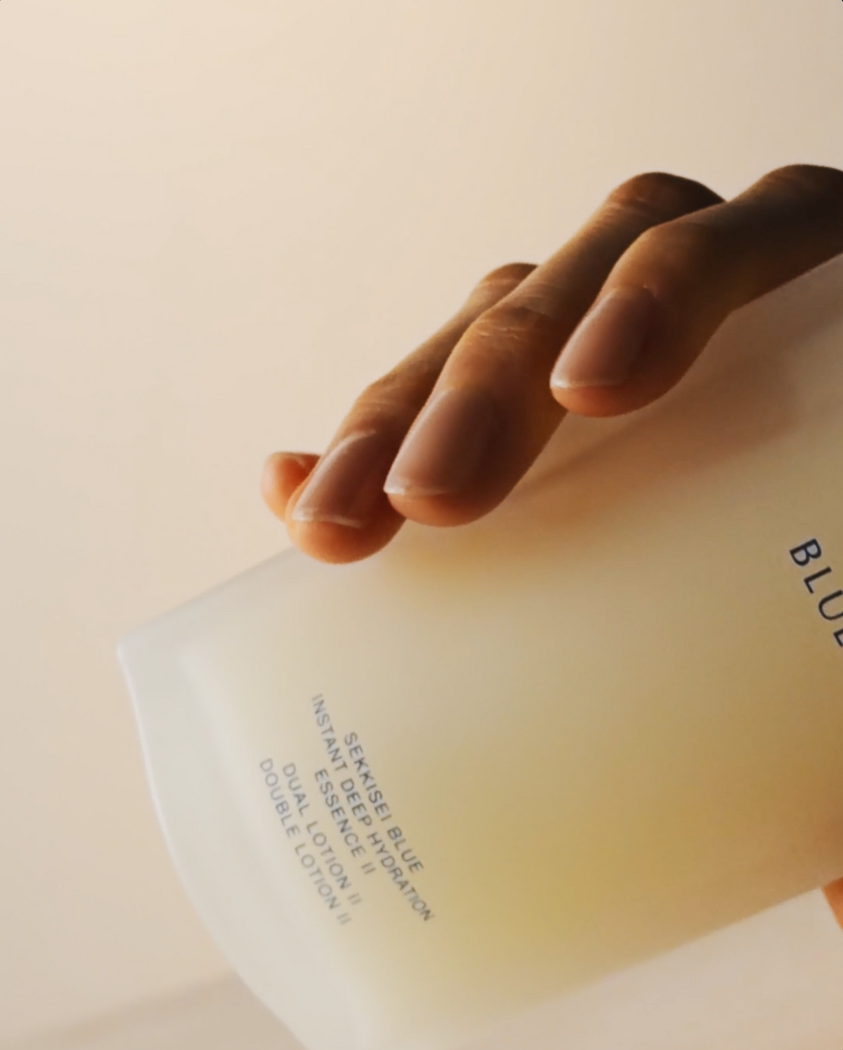 Close up of Blue Instant Deep Hydration Essence II